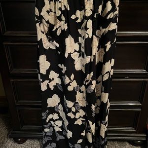 Billabong Maxi skirt in floral pattern. Size medium.
